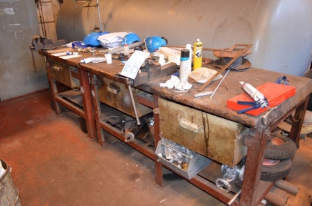 Two steel workbenches fitted 3-vices and pionier pipe vice