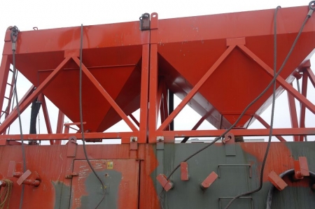 Blasting System with 2 silos approximately 2.4 x 7 meter cables and hoses on the side included