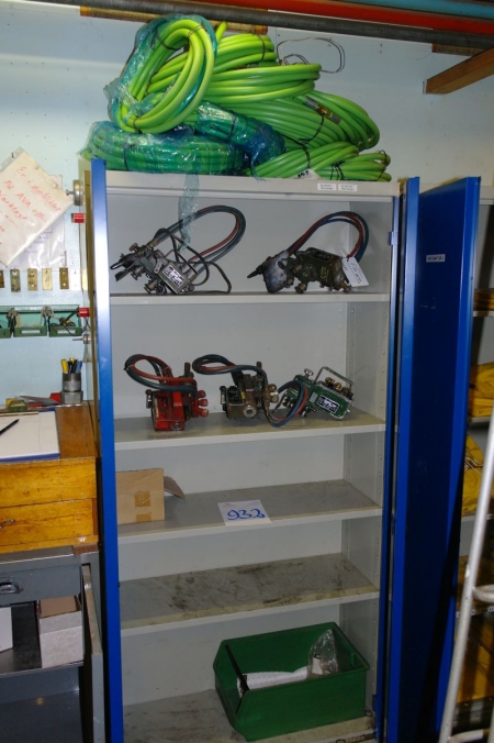 Tool Cabinet with content:: (5) cut "pigs" Kike Sanso Kogyo IK-72T + compressed air hoses on the cabinet, unused