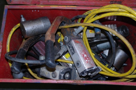 Box of approx. (4) hydraulic pumps + approx. (4) hydraulic jacks + hydraulic hoses