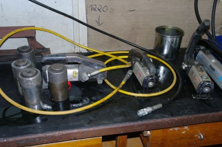 (4) hand hydraulic pumps + (4) hydraulic jacks