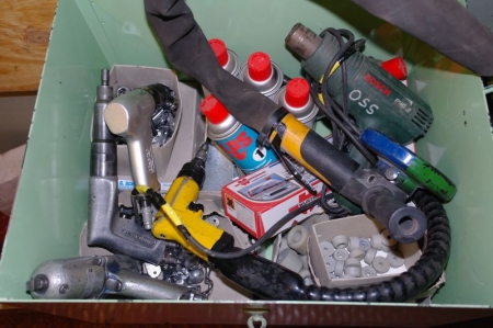 Værktøjskasse med indhold, bl.a. (1) luftvinkelsliber + (2) luftboremaskiner + (1) luftboltpistol + el-varmepistol