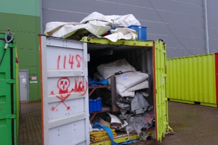 20 foot container with power + content tarpaulins, ropes, lifting gear + tarpaulins on the roof of container