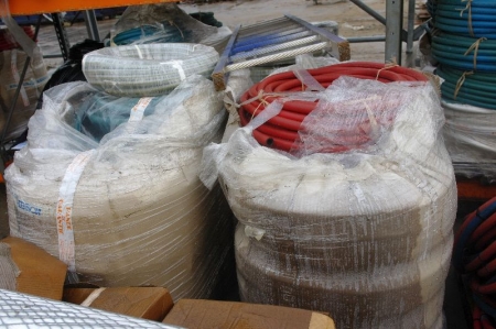 (3) pallets with oxygen / acetylene hoses (new)
