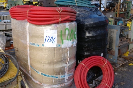 (2) pallets with oxygen / acetylene hoses (new)