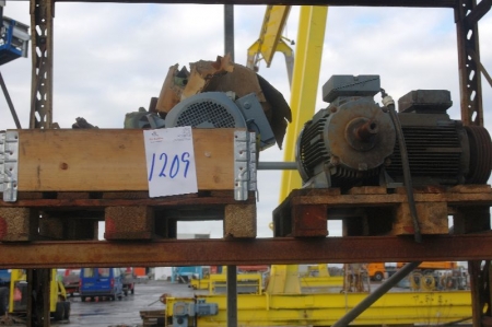 (4) pallets with electric motors