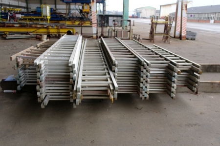 Lot aluminum ladders (3m, 4.5 m, 5.6 m) + wooden ladders