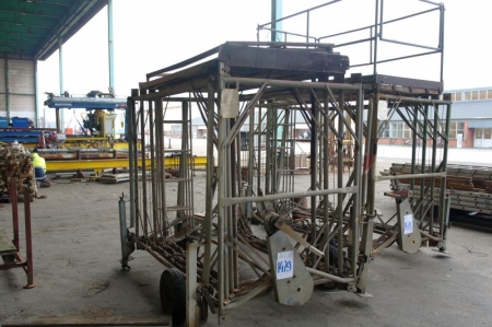 Rolling scaffolding with manual hoists and stands. Max. load: 250 kg. TopStillads