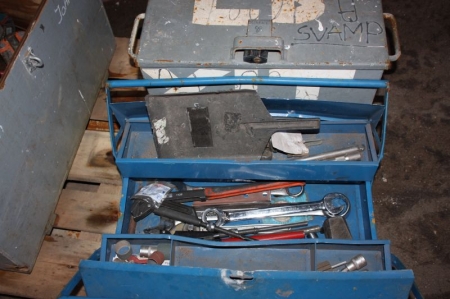 (3) værktøjskasser med indhold: bl.a. luftligeslibere, kædetræktaljer, pladeklør, håndværktøj