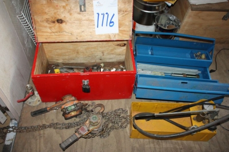 2 tool boxes with content hydraulic pressure test tester + 2 chain lever blocks, 3 / 4 ton