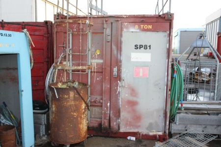 20 feet container with (2) paint pumps, Graco Premier 800 + stainless tank Canweld, 1000 L, 1993 + 1 stainless steel tank, Bison, 1000 L. Total weight: 8 tons