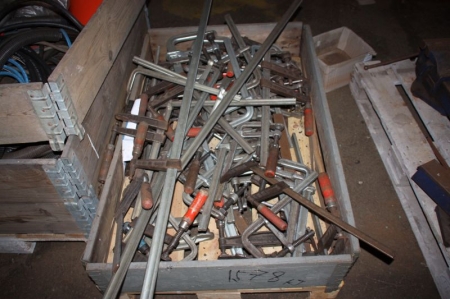 Pallet with clamps