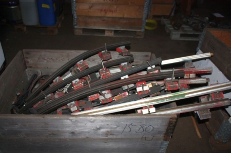 Pallet with guide rails for straight line cutters + pallet with various lots