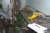 Alt i rum til skillevæg minus faste installationer: filebænk med skruestik, manuel slangepresse, ilt- og gasslanger, regntøj (ubrugt), (5) kædetræktaljer, (2) wiretræktaljer, svejsekabler. Stålskab med indhold (regntøj)