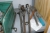 Indhold i (4) fag stålreol: spraymaling, skærebrænderudstyr, cykeldæk med videre + (3) skæregrise, Koike Sanso Kogyo IK-72T + (1) håndhydraulisk pumpe + (2) hydrauliske fodpumper, svejseglas, toppe for topnøgler, skraldenøgler med videre