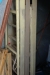 Skur, ca. 6 fod, med indhold: svejsekabler, kobberrør, trykluftslanger, kasse med håndværktøj, rørholder: Ridgid BC 410, svejsekabel, elkabler + (3) alu wienerstiger