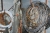 Skur, ca. 6 fod, med indhold: svejsekabler, kobberrør, trykluftslanger, kasse med håndværktøj, rørholder: Ridgid BC 410, svejsekabel, elkabler + (3) alu wienerstiger