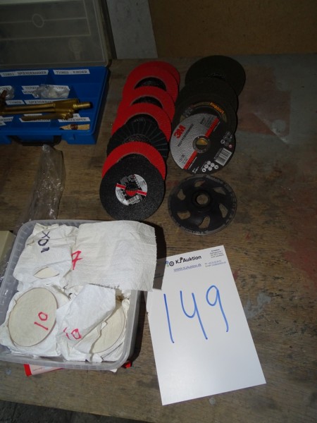 Batch of cutters and flap discs, etc.