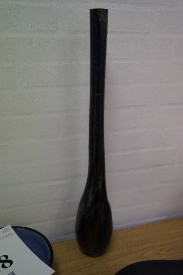 Vase. Højde: ca. 63,5 cm. Diameter: ca. 12 cm. 
