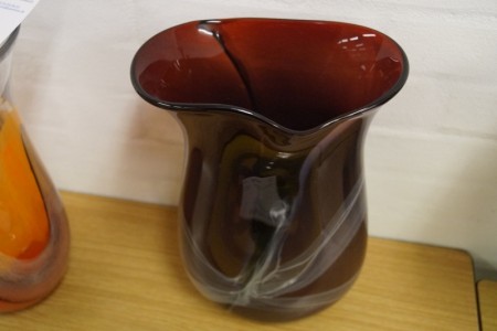 Håndblæst glaskunst. Vase. Signeret. (EDMA). Diameter: ca. 22 cm. Højde: ca 31 cm.