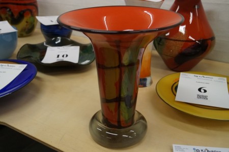 Håndblæst glaskunst (Nemtoi). Vase. Model 350430. Højde: ca. 29,5 cm. Diameter: ca. 25,5 cm.