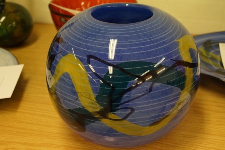 Hand-blown glass art. Vase. Signed. Diameter: approx. 30 cm. Height: approx. 25 cm.
