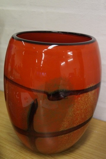 Håndblæst glaskunst. Vase. Signeret. Diameter: ca. 20 cm. Højde: ca. 29 cm.