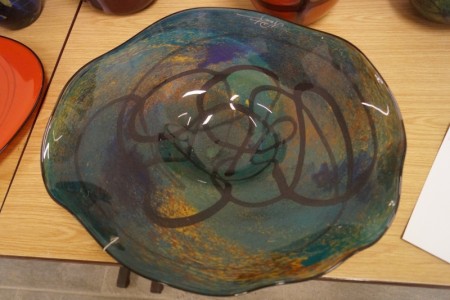 Hand-blown glass art. Dish. Signed. Diameter: approx. 50 cm. Height: approx. 10 cm.