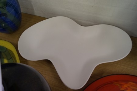 White serving dish, ceramics. Width: approx. 60 cm. Height: approx. 7 cm.