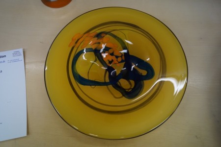 Hand-blown glass art (Nemtoi). Dish. Model 371130. Height: approx. 4 cm. Diameter: approx. 30.5 cm.