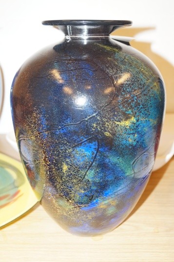 Håndblæst glaskunst. Vase. Højde: ca. 36 cm. Diameter: ca. 27 cm.