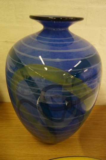 Håndblæst glaskunst. Vase. Diameter: ca. 25 cm. Højde: ca. 35 cm.