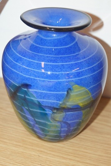 Håndblæst glaskunst. Vase. Diameter: 18 cm. Højde: 21 cm.