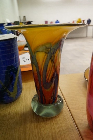 Håndblæst glaskunst. Vase. Diameter: ca. 27 cm. Højde: ca. 34 cm.