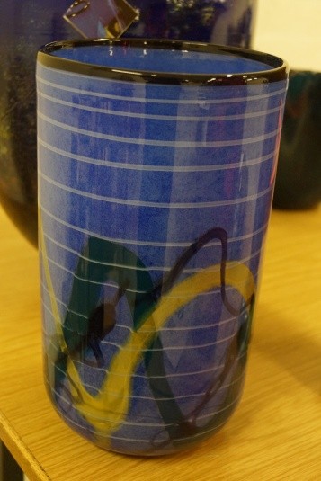 Håndblæst glaskunst. Vase. Signeret. Diameter: ca. 16 cm. Højde: ca. 30 cm.