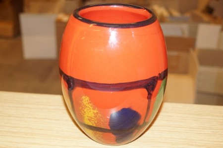 Håndblæst glaskunst. Vase. Højde: ca. 20 cm. Diameter: ca. 15 cm.