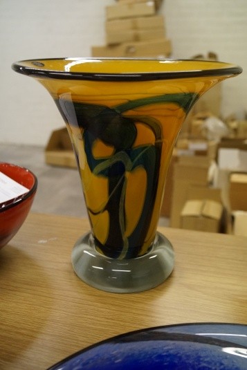 Håndblæst glaskunst. Vase. Diameter: ca. 26 cm. Højde: ca. 27 cm.