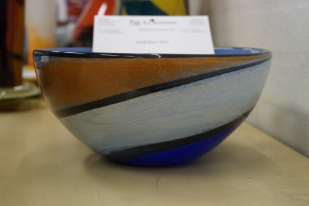 Mundgeblasene Glaskunst (Nemtoi). Bowl. Modell 220617. Signiert. Höhe: ca. 11,5 cm. Durchmesser: ca. 24 cm.