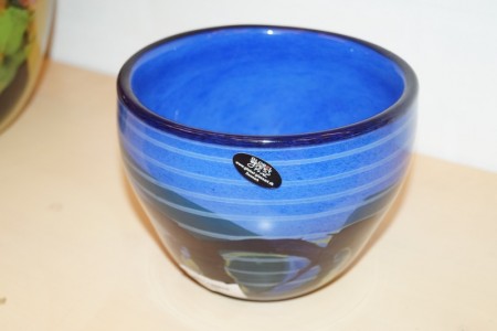 Håndblæst glaskunst. (Nemtoi). Skål/vase. Model 140612. Højde: ca. 13 cm. Diameter: ca. 16 cm.