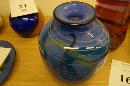 Håndblæst glaskunst. Vase. Model 140735. Højde: ca. 39 cm. Diameter: ca. 26 cm.