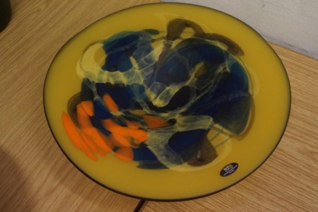 Mundgeblasenes Glaskunst (Nemtoi) Fad. Modell 371130. Höhe: ca. 5,5 cm. Durchmesser: ca. 34 cm.