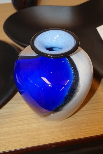 Håndblæst glaskunst. Vase. Nemtoi. Model 220720. Højde: ca. 21 cm. Diameter: ca. 19 cm.