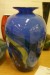 Håndblæst glaskunst. Vase. Højde: ca. 35 cm. Diameter: ca. 25 cm.
