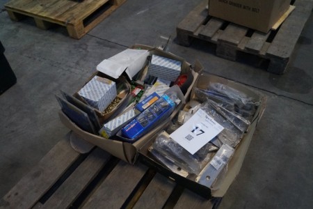 Box mit Türbeschlägen aus Edelstahl. + Box mit Federstahlnähten und Rawplugs