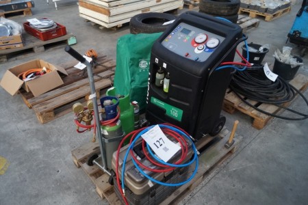 Hella husky aircon service machine with long hoses. Condition: as new. Including valves and gas for pressure testing. Year 2016.