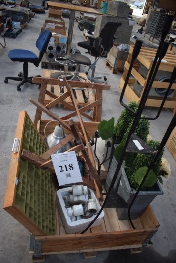 Pallet with various - including candlestick, lamp, plants, retroting and a belly