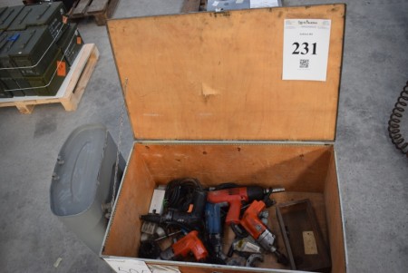 Storage box with various power tools - Stand: unknown + tank etc.