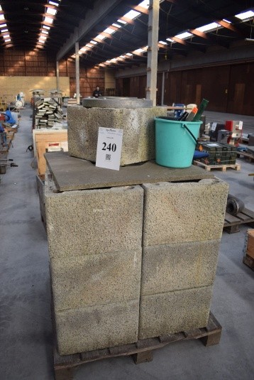 13 concrete blocks 30x43x44 cm.