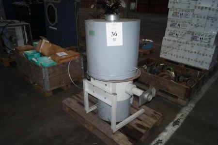 Extraction pot on stand. Diameter: 60 cm. Height: 124 cm.