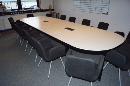 Konferenztisch 420x140 cm mit 16 Stühlen.